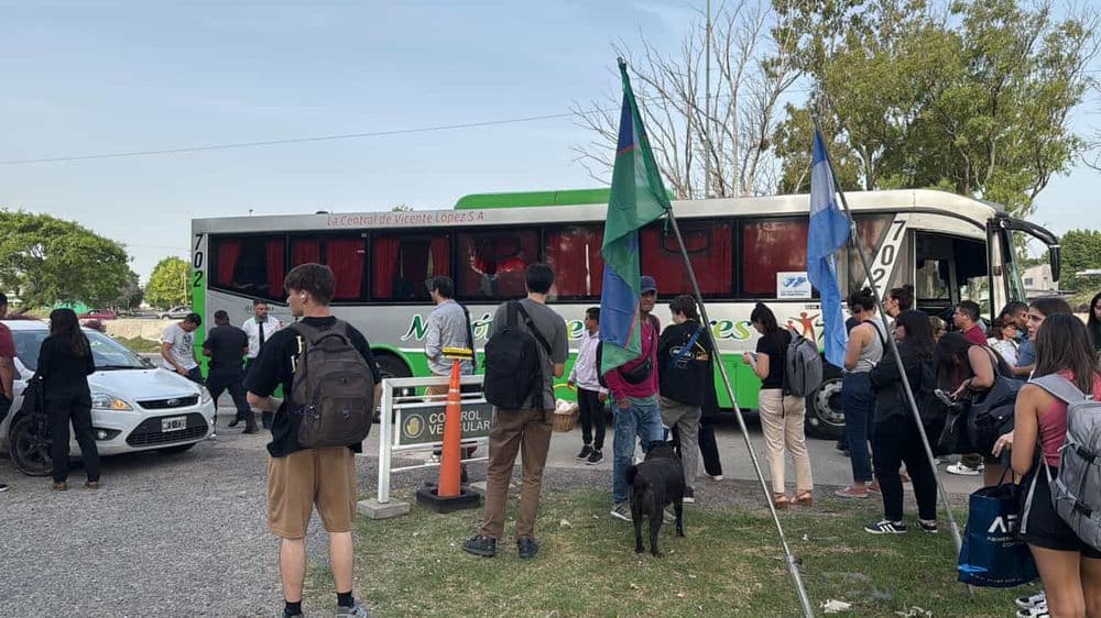 Tirapiedras en la autopista La Plata–Buenos Aires