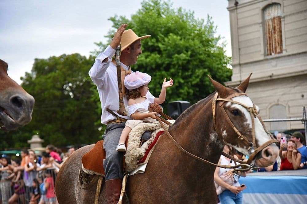 La Plata celebra el Mes de la Tradición con espectáculos, desfiles y actividades criollas
