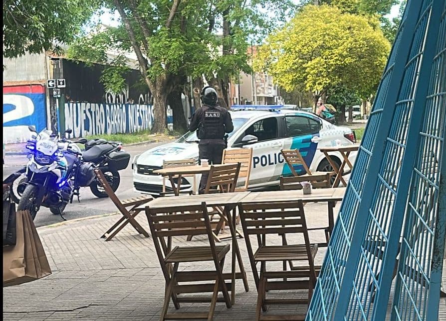 Violento asalto a plena luz del día en una cafetería de Barrio Norte: una moza resultó herida