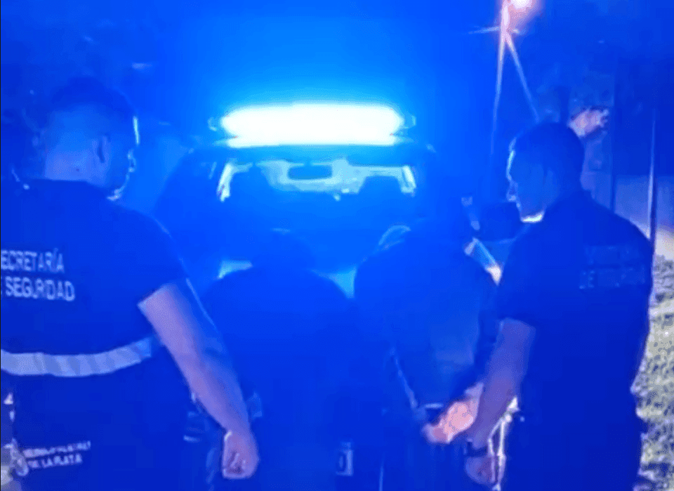 Dos detenidos tras incendiar una moto y escapar en una plaza de La Plata