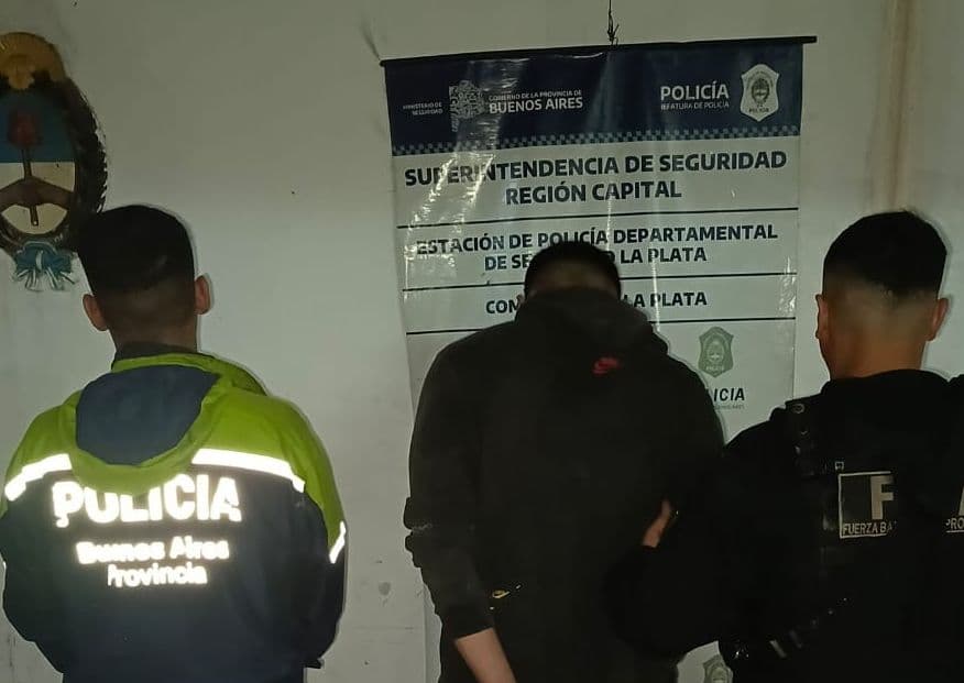 Dos detenidos cuando intentaban robar techos de autos estacionados en La Plata