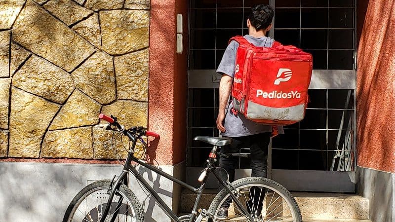Un repartidor de aplicación tiene que entregar más de 15 pedidos diarios para no ser pobre