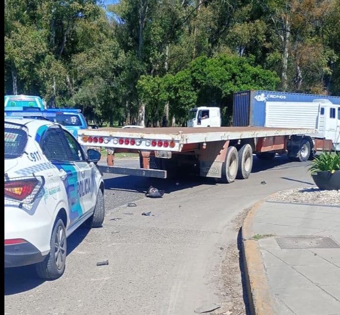 Tragedia en La Plata: un motociclista murió tras chocar con un camión en 122 y 60