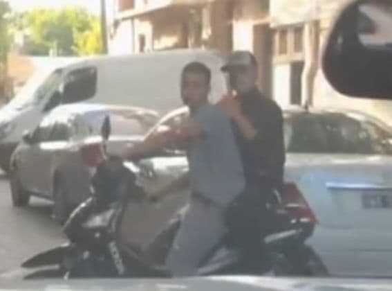 La Plata: roban una moto en 22 y 60 y buscan a los delincuentes filmados por cámaras y un automovilista