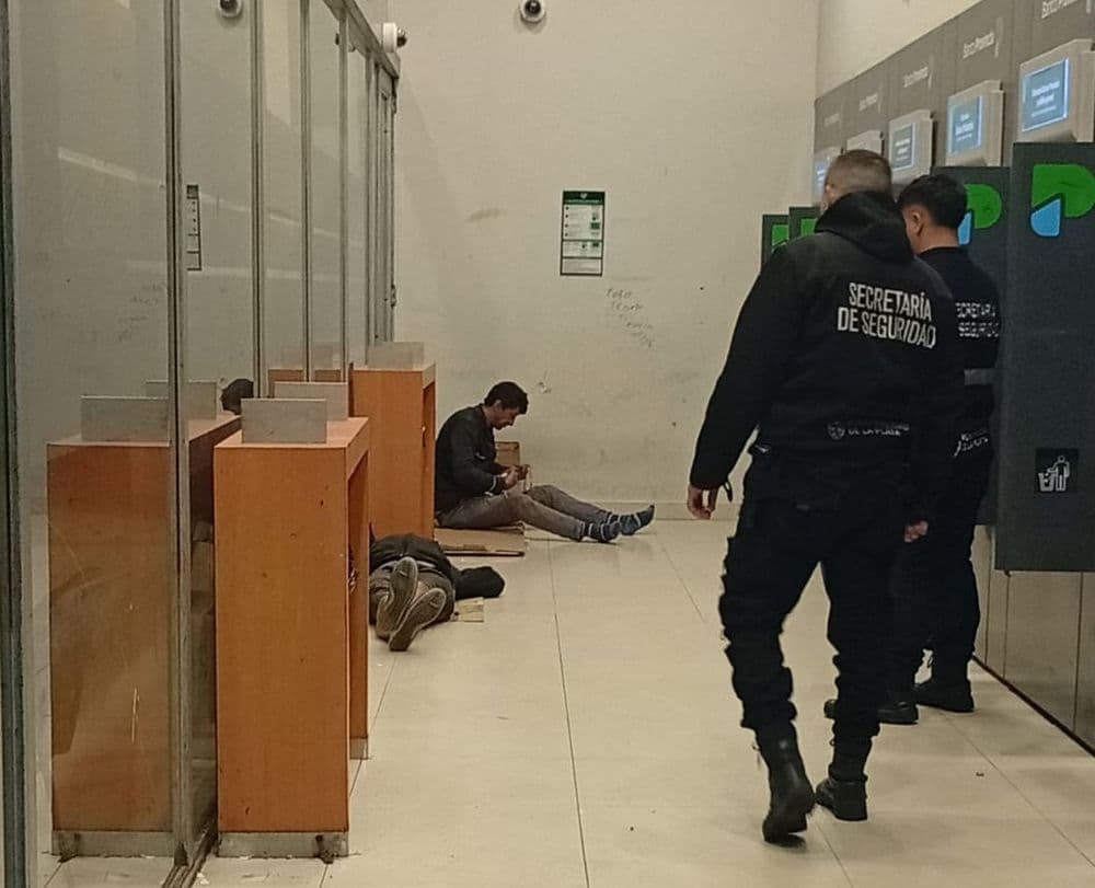 Desalojaron a personas en situación de calle que ocupaban cajeros del Banco Provincia en 7 y 54