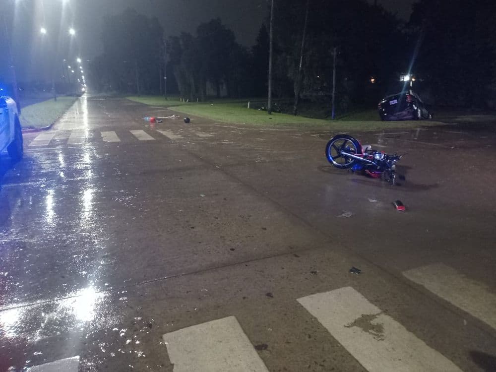 Dos heridos de gravedad en un choque entre una moto y un auto en Villa Elvira