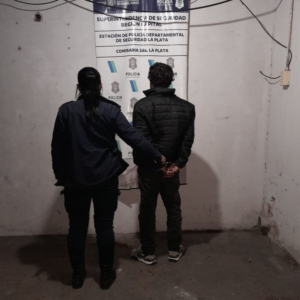 Detienen a un hombre tras romper el vidrio de un bar para robar en La Plata